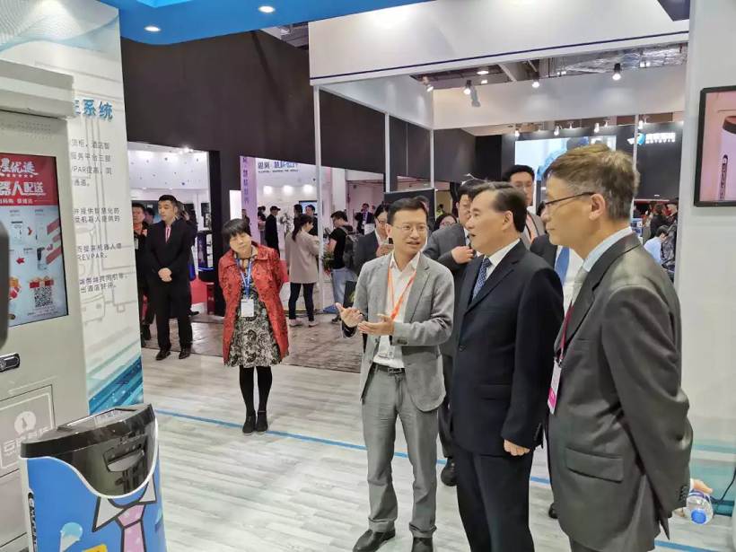 上海市政协副主席徐逸波先生莅临leyutiyu·乐鱼展位